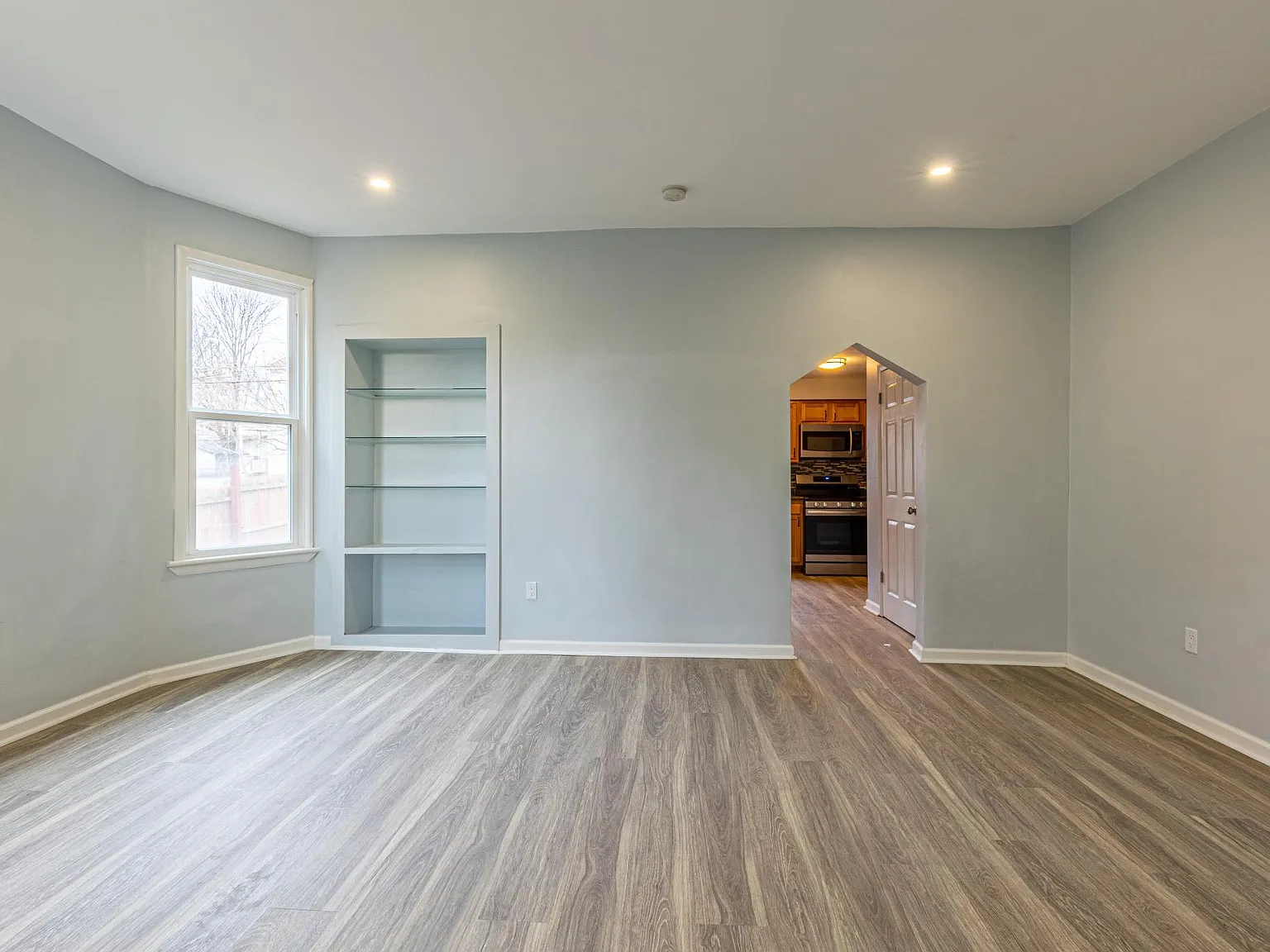 5 bed, 2094 sqft, $1,900 — Photo 3