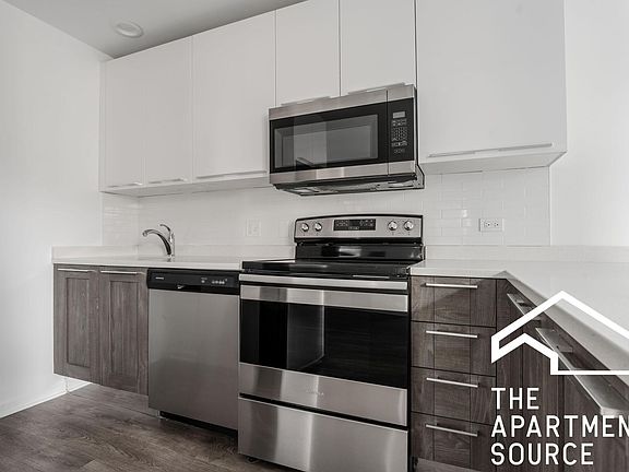3rd image of 941 W Winona St #805
