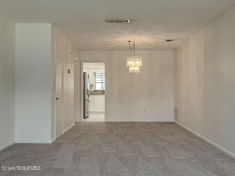 302 Emerald Pl E — Photo 4