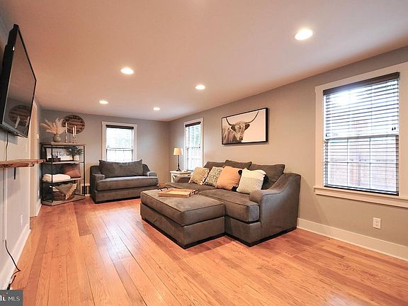 5th image of 219 N Hoffer Ave