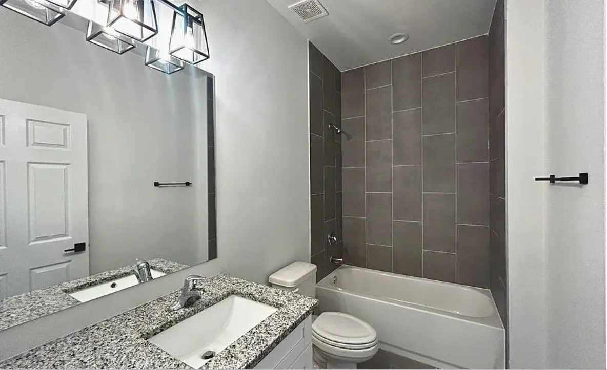 3 bed, 1906 sqft, $2,000 — Photo 2