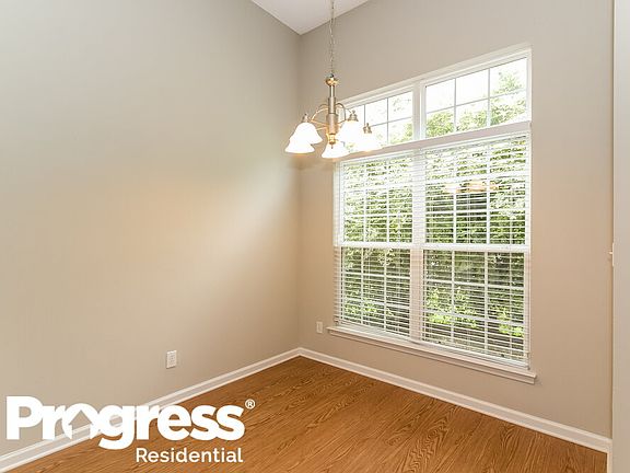 5th image of 327 Prescott Ct