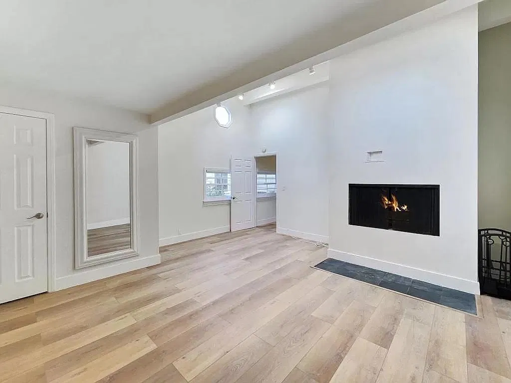 2 bed, 900 sqft, $3,700 — Photo 3