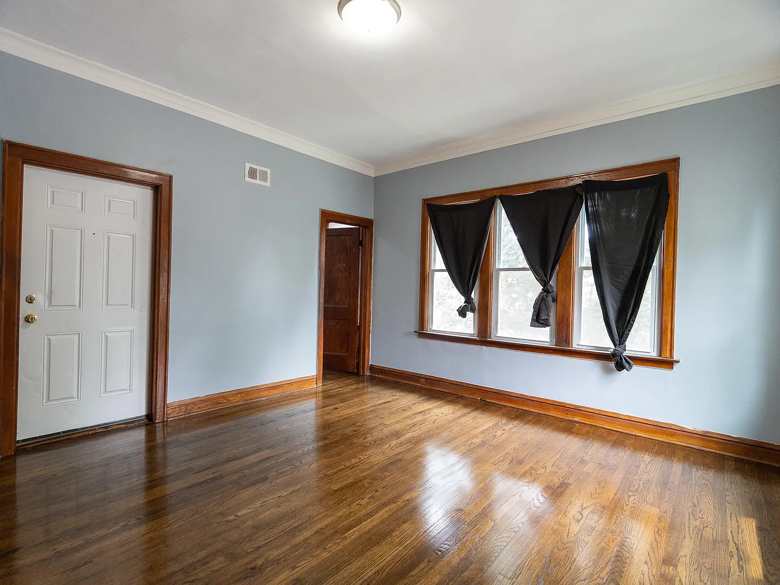 3 bed, 1200 sqft, $1,300 — Photo 2