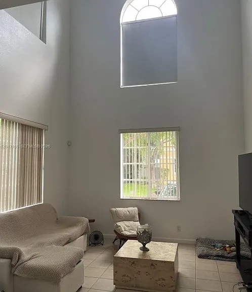 5347 SW 40th Ave — Photo 2