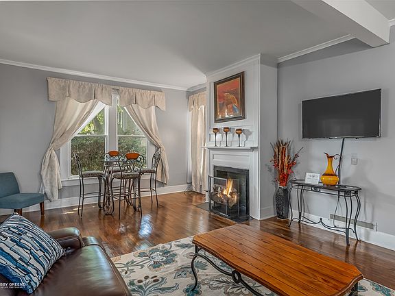 4th image of 857 Prospect St