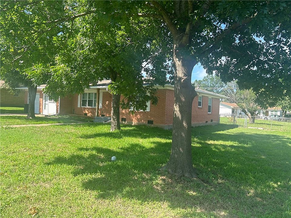 1st image of 301 Bellaire Dr