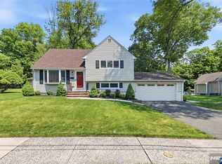 77 White Pond Rd, Waldwick, NJ 07463
