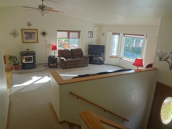 3rd image of 412 Hillside Dr