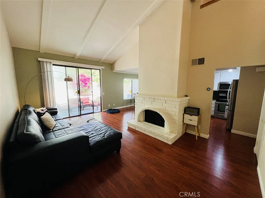3 bed, 2.5 bath, 1372 sqft, $3,900 — Photo 2