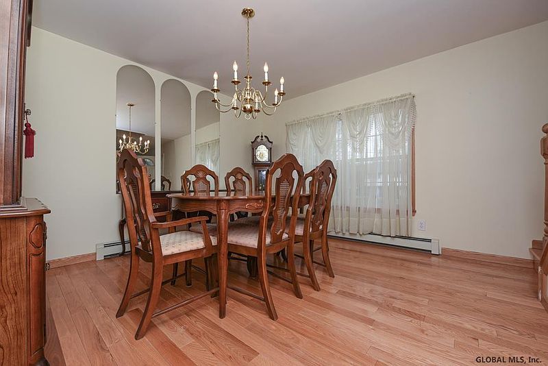 5th image of 7 OAK TREE Lane