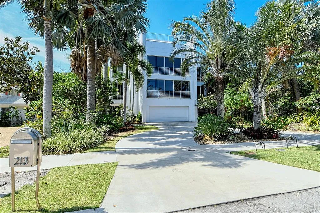 3 bed, 3.5 bath, 3531 sqft, $15,000 — Photo 1