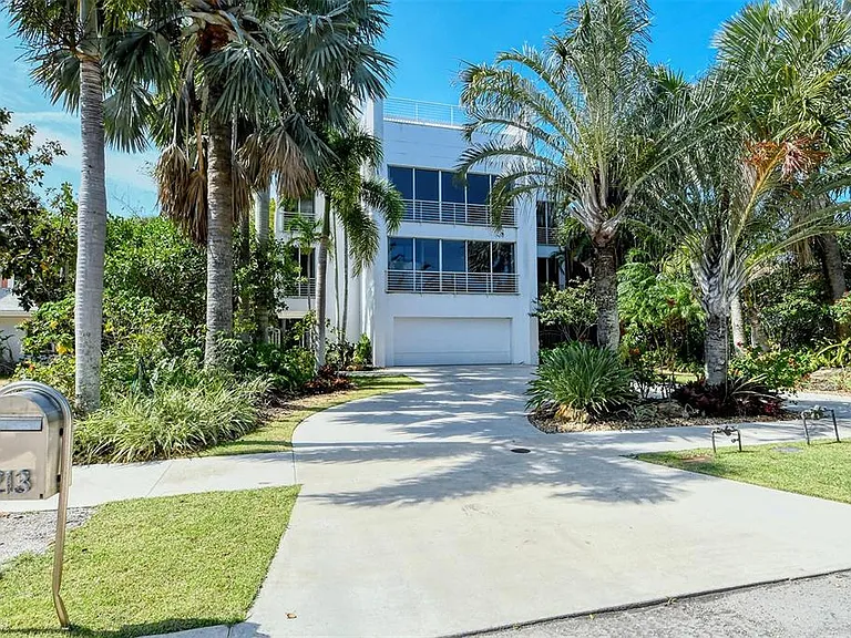 213 N Washington Dr — Photo 1