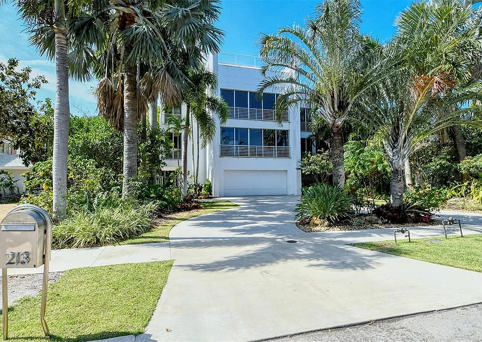 213 N Washington Dr