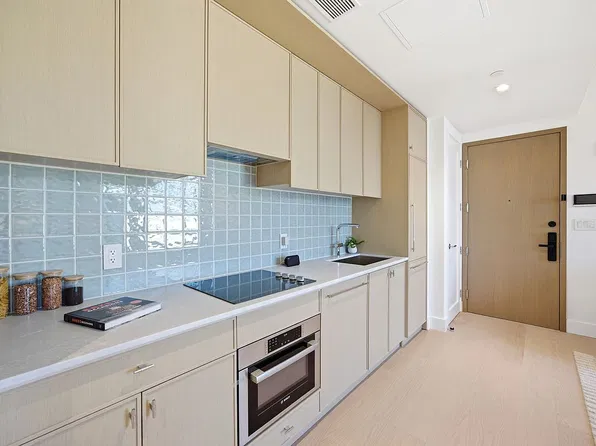 2401 Queens Plz N #1504, Long Island City, NY 11101