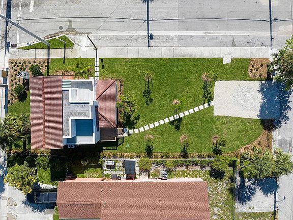 2nd image of 1225 N Sapodilla Ave