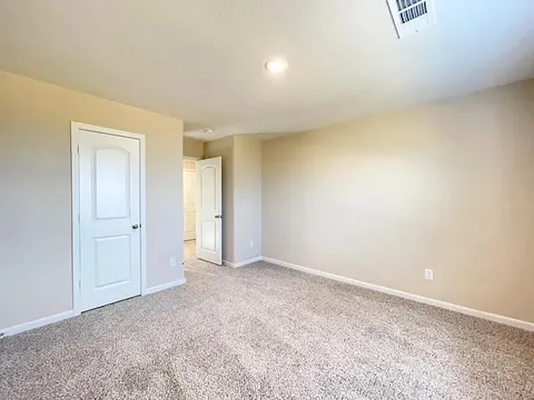 1702 Sandalwood Way — Photo 9