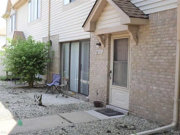 38571 Wellington Dr, Clinton Township, MI 48036