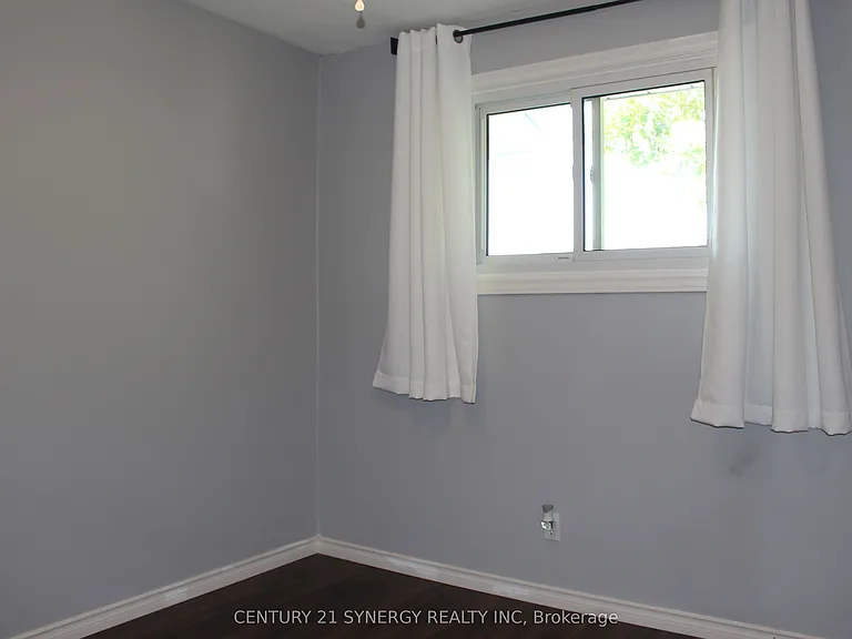 241 Wilfred Cres — Photo 12