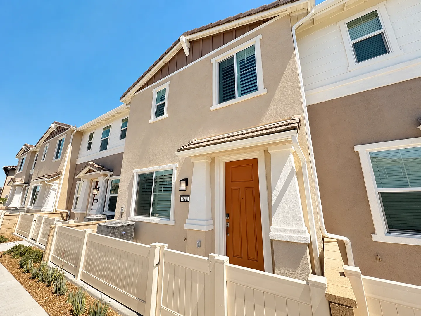 Beautiful, New Siena 3 Bedroom, 2.5 Bath Townhome with Solar for Rent — Photo 1