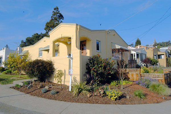 Corner lot, front view