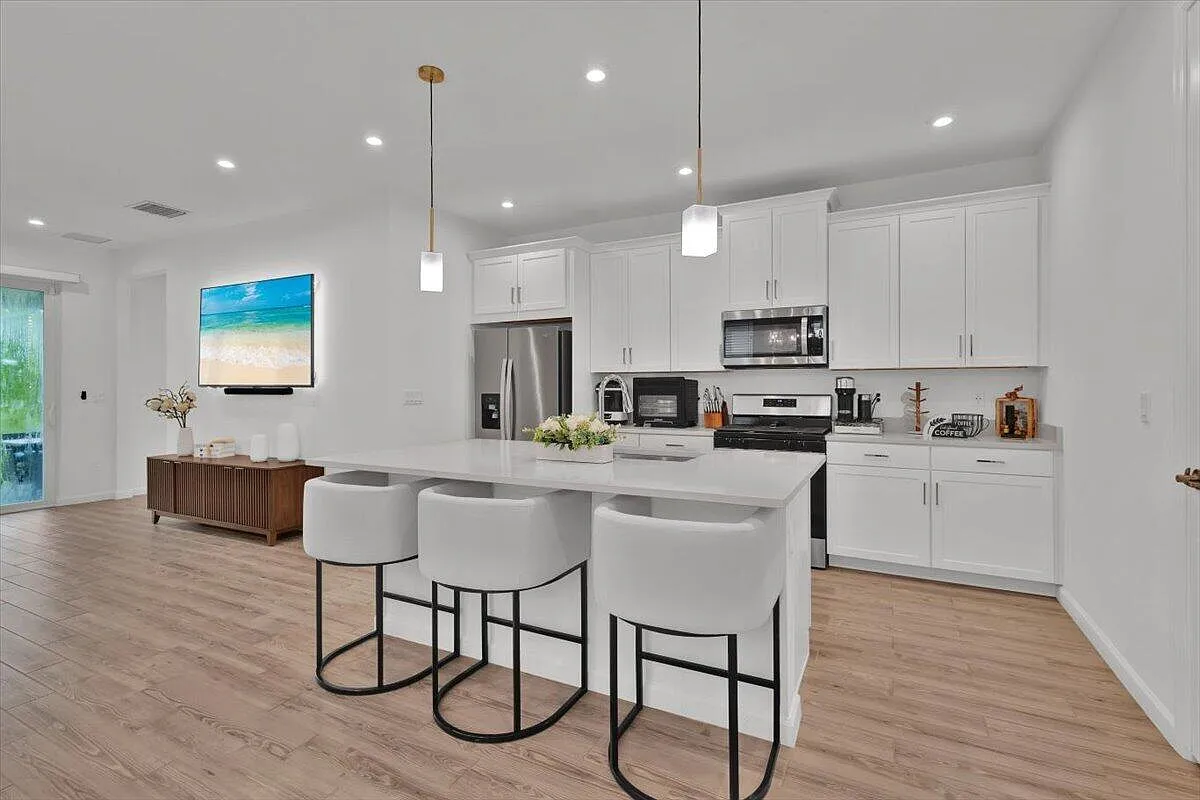 2 bed, 2.0 bath, 1724 sqft, $3,000 — Photo 1