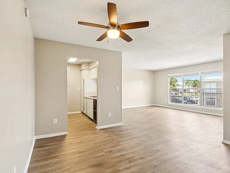 12th & Beach Apartments — Photo 33