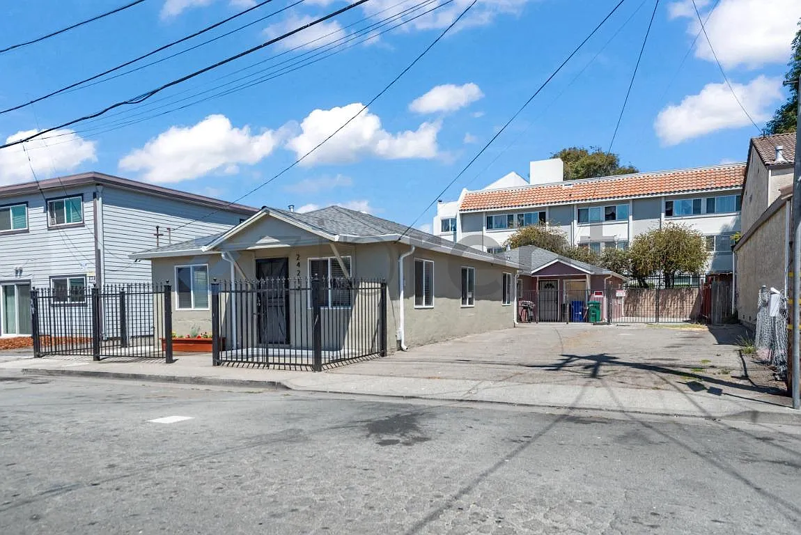 4 bed, 1.5 bath, 1150 sqft, $3,950 — Photo 3