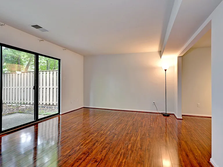 1007 N Green Dr — Photo 6