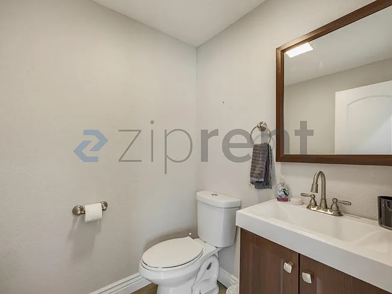518 E King St — Photo 36