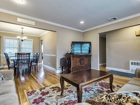 4th image of 186 Evergreen Ave