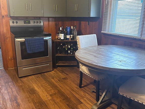 2nd image of 23340 Wellington Cres APT 2