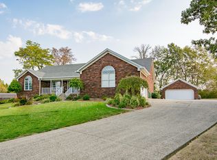 422 Running Creek Dr, Shepherdsville, KY 40165