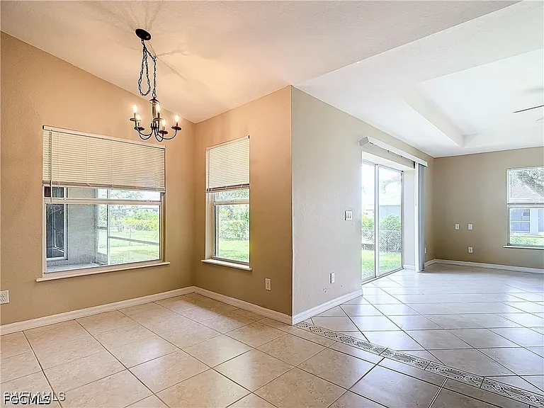 1726 Trafalgar Pkwy — Photo 14