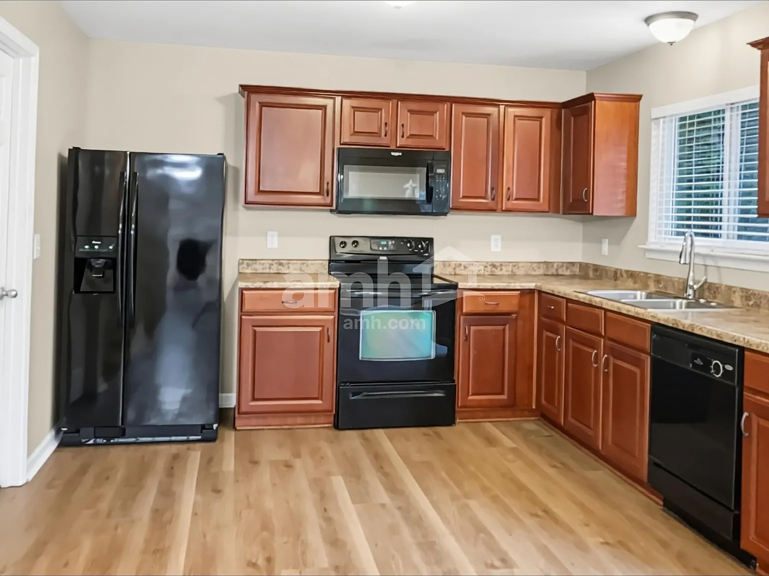 3 bed, 2.5 bath, 2618 sqft, $2,590 — Photo 4