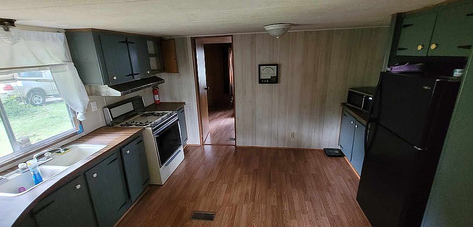 Kitchen stove fridge mic incl
