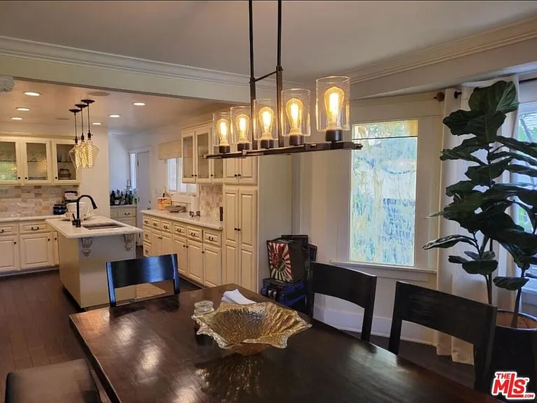 742 N Wilton Pl — Photo 2