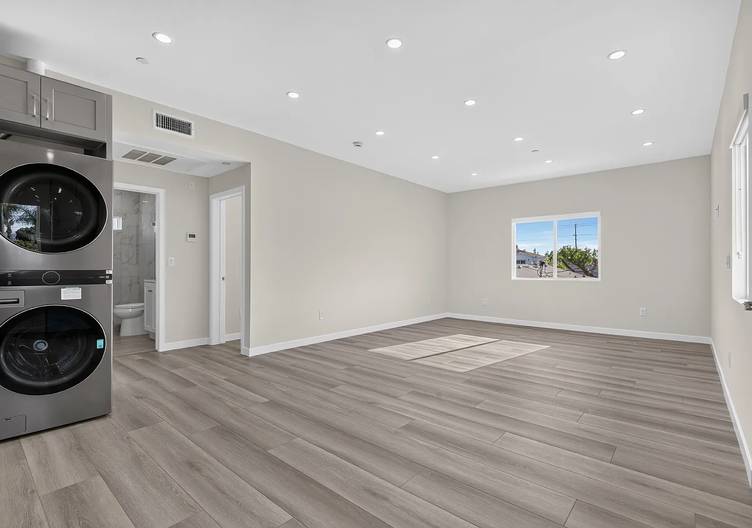 2 bed, 1000 sqft, $3,200 — Photo 3