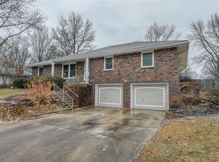 1011 SW Twilight Ln, Blue Springs, MO 64015