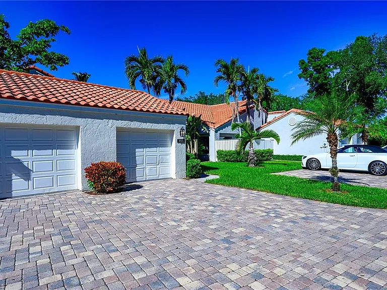 855 Reef Point Cir — Photo 2