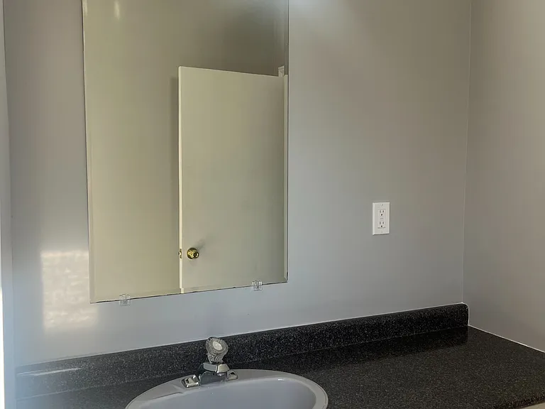 730 Simcoe St S #5 — Photo 15