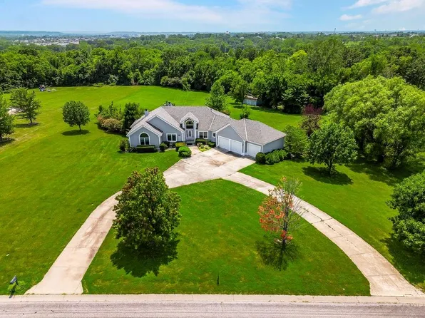 30605 Crystal Aire Dr, Grain Valley, MO 64029