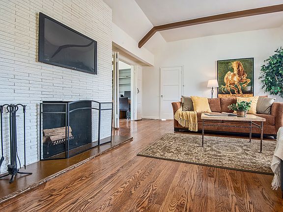5th image of 612 S Beachwood Dr