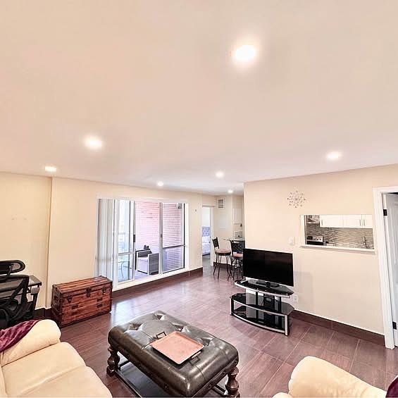 1st image of 3025 The Credit Woodlands #233
