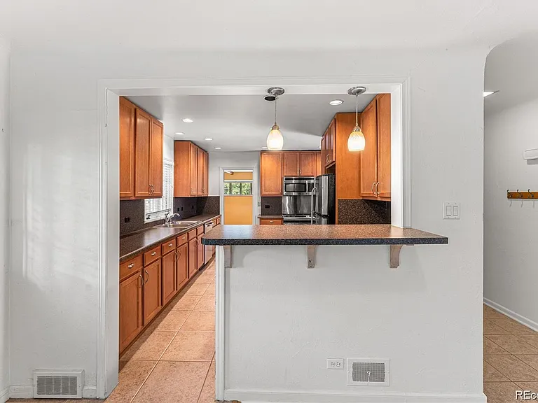 3201 S Bellaire St — Photo 5