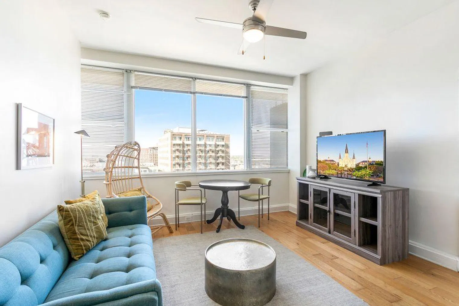 1 bed, 1.0 bath, 807 sqft, $3,970 — Photo 3