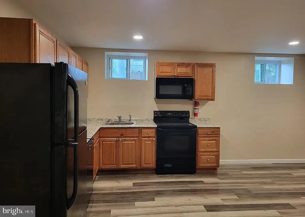 1 bed, 3655 sqft, $1,300 — Photo 2