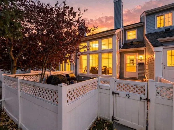 28 NE Berwick Cres NW #36, Calgary, AB T3K 1Y7