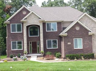 330 Woodsedge Ln, White Lake, MI