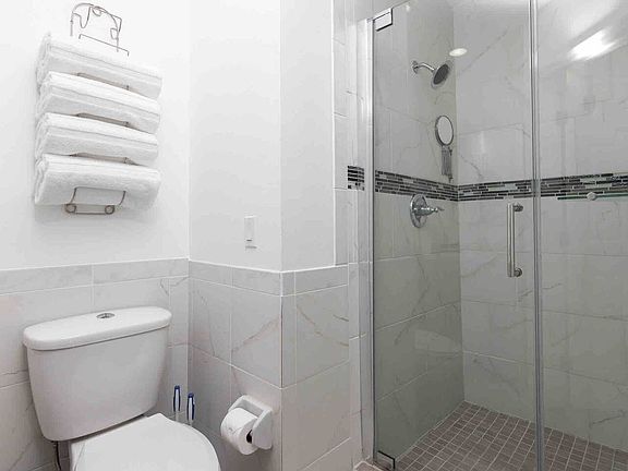 5th image of 1459 Jeffords St #2